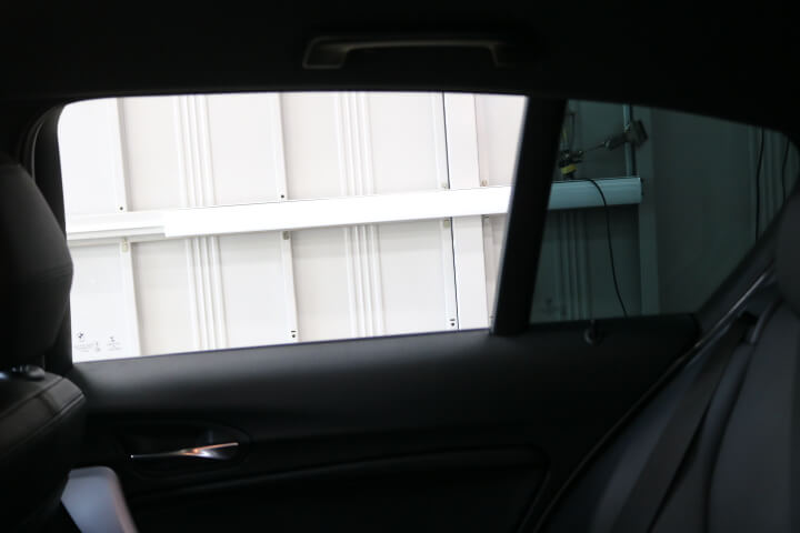 平成29年BMW1シリーズのカーフィルム施工前内側の右後ろドアガラス
